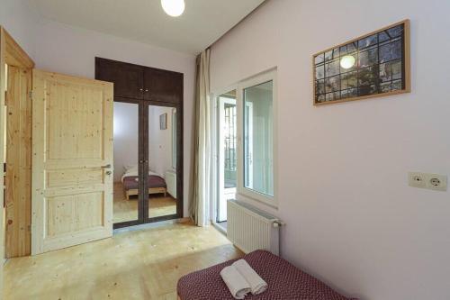 Vintage 2BR Apartment Managed By Wehost