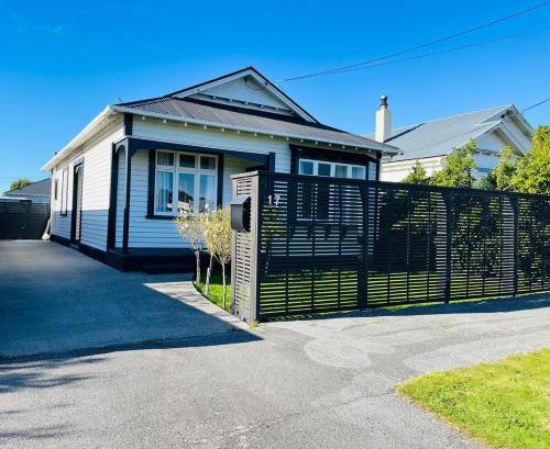 Pretty Villa Close to St Clair Beach private parking — 4-Star Luxury Hotel in Dunedin, New Zealand