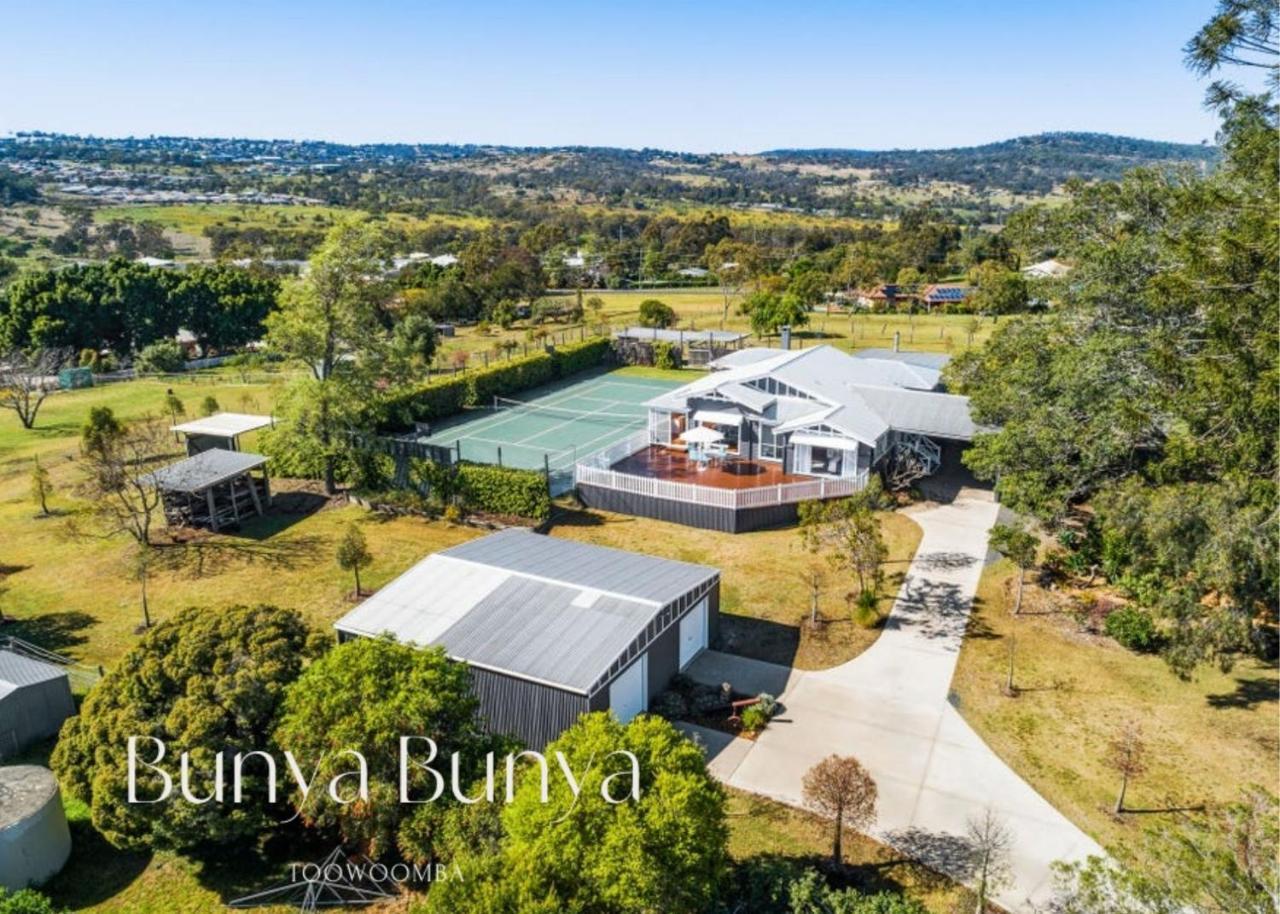 Bunya Bunya Luxury Estate Toowoomba Set Over 2 Acres with Tennis Court in Toowoomba, Australia