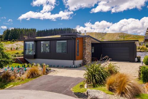 Karearea Views Wanaka Holiday Home — 4-Star Luxury Hotel in Wanaka, New Zealand