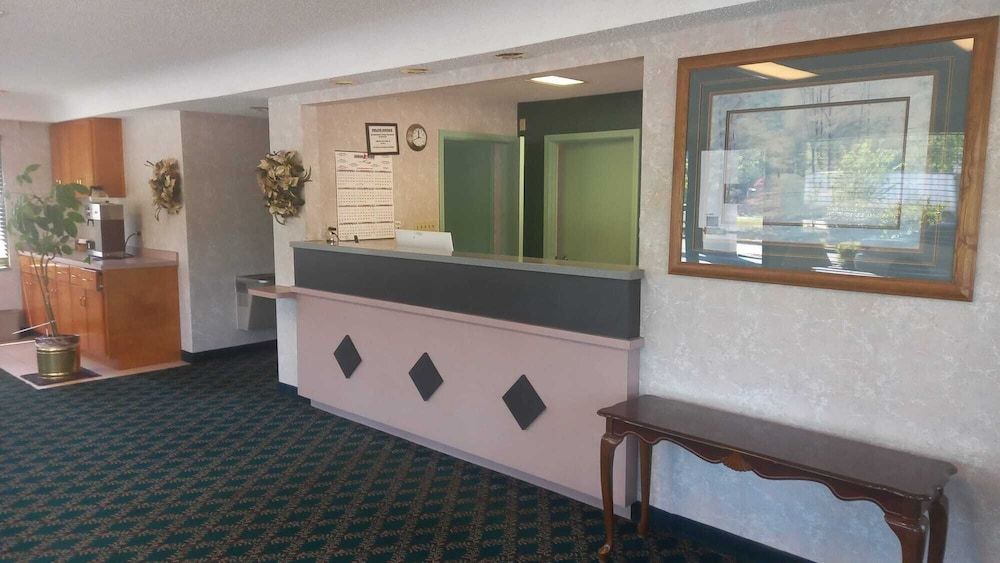 Traveler Inn and Suites - photo 16