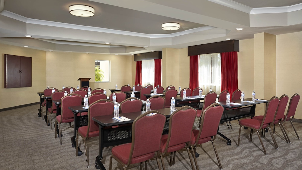 Holiday Inn Express Hotel Naples Downtown 5th Avenue - photo 37