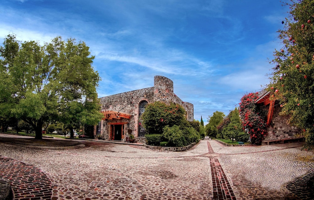 Hotel Hacienda Cantalagua Golf — 4-Star Luxury Hotel in Contepec, Mexico