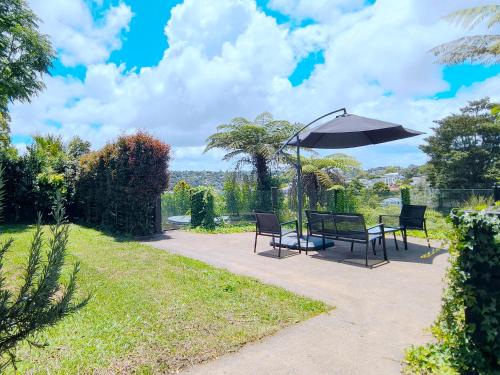 Spa Retreat Spacious 7 BRS 3 Baths Movie Lounge nice Garden with Parking — 4-Star Luxury Hotel in Auckland, New Zealand