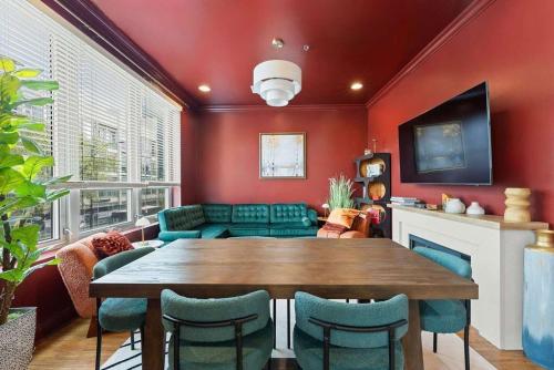 1 Free Parking Gym Balcony Sleeps 10 — 4-Star Luxury Hotel in Chicago, United States