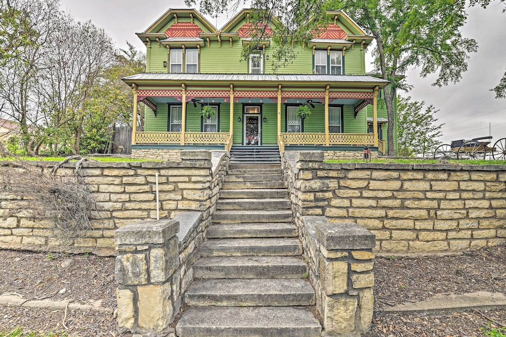 The Lilly House Historic Glen Rose Home with Porch — 4-Star Luxury Hotel in Glen Rose, United States