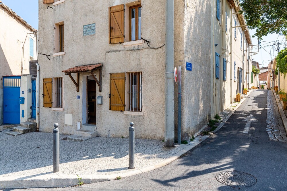 The Crew House la Ciotat Maison de Pecheur En Triplex 3 Chambres Et Box Privatif Au Dessus du Vieux Port — 4-Star Luxury Hotel in La Ciotat, France
