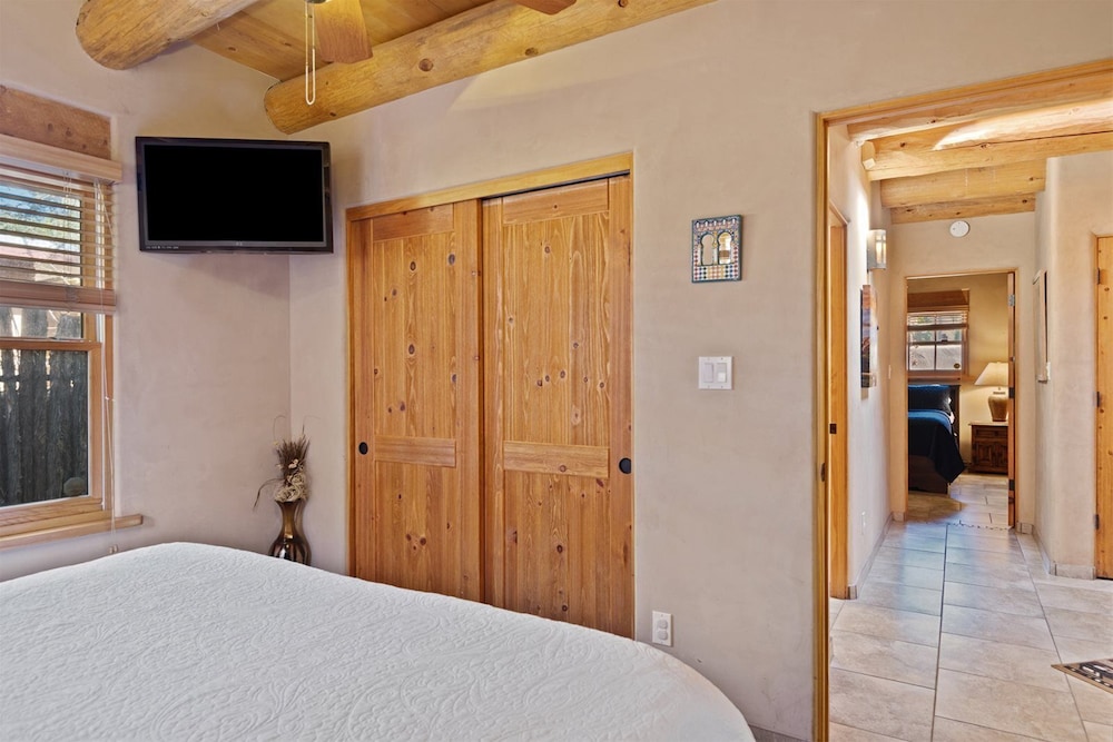 Kiva Stunning & Lovely With Kiva Fireplace Walk to the Plaza and the Railyard - photo 6