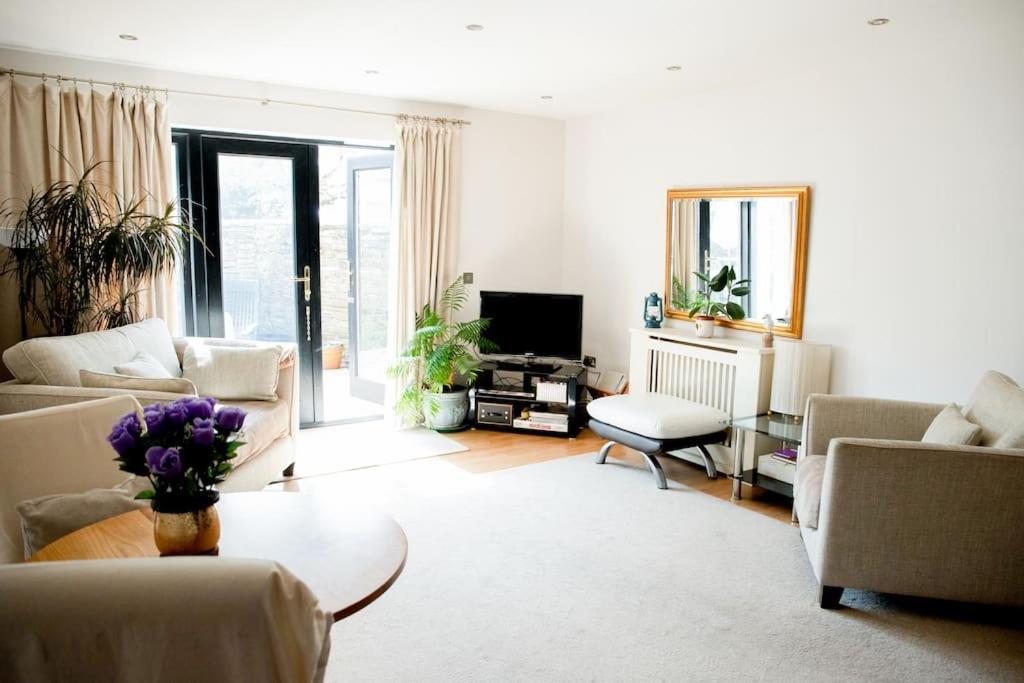 Central Spacious Ground Floor Flat with Courtyard — 4-Star Luxury Hotel in Kingsbridge, United Kingdom