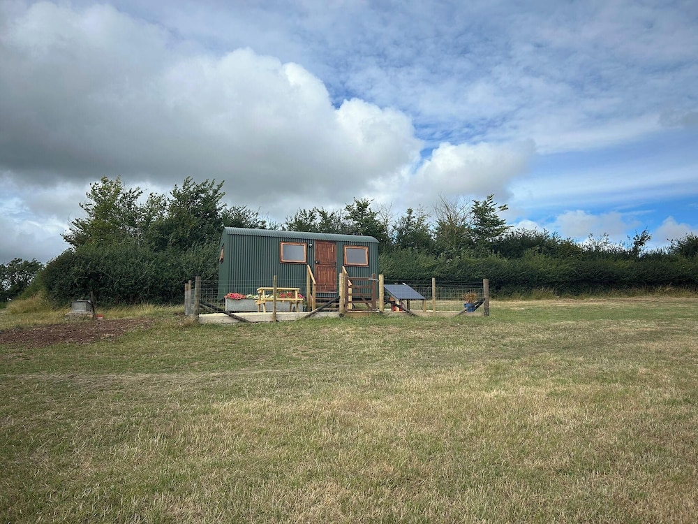 1 Bed Hut Sleeps 2 Parking Smoking