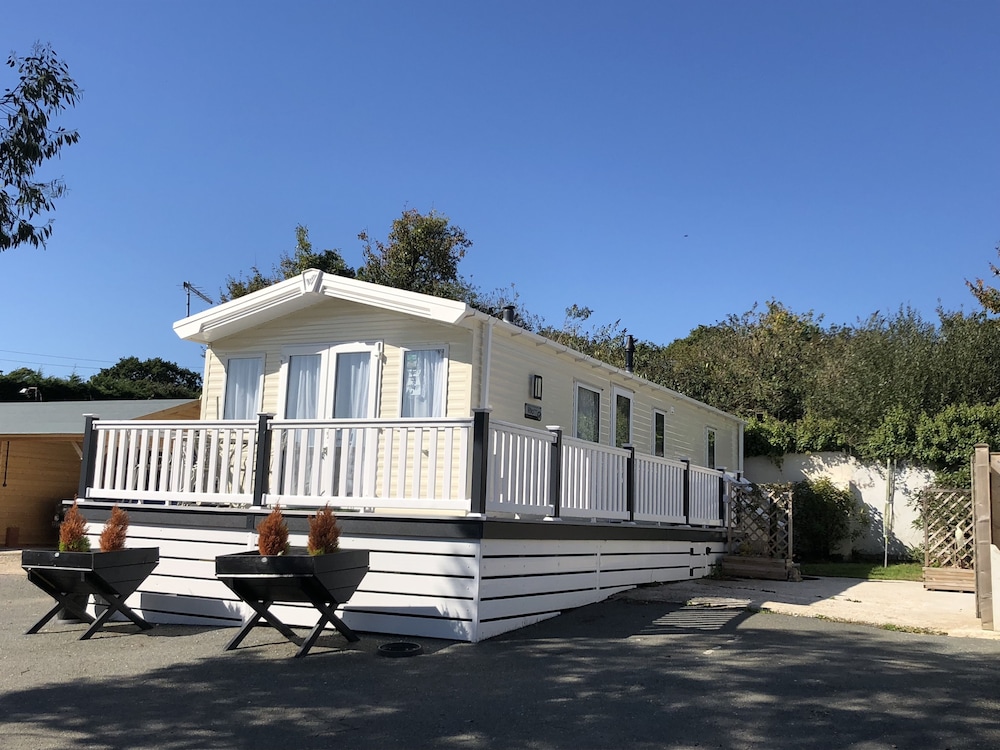 Rowan a welcoming countryside lodge — 4-Star Luxury Hotel in Ryde, United Kingdom