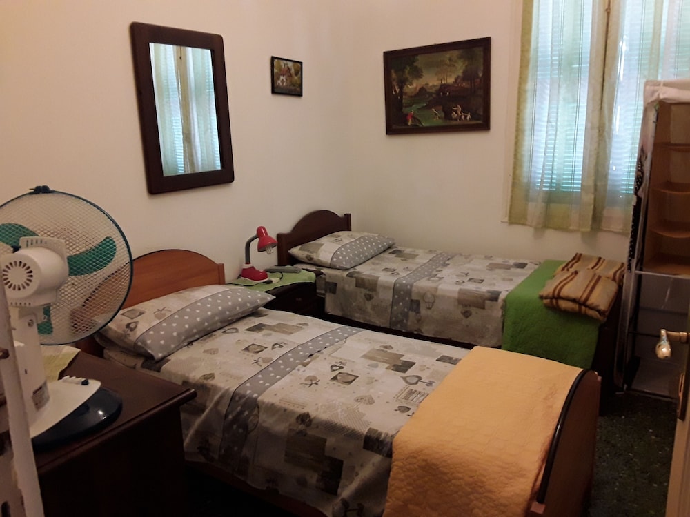 Room in Guest Room Valle Degli Ulivi Liguria Italia — hotel in Diano San Pietro