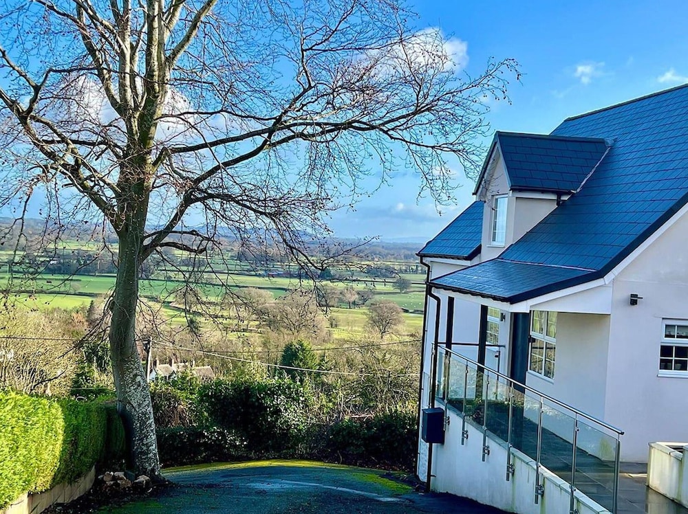 Cottage with Stunning Views And Hot Tub — 4-Star Luxury Hotel in Oswestry, United Kingdom