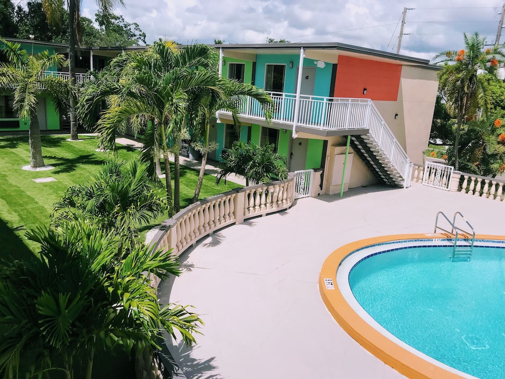 Tropical Inn & Suites - photo 85