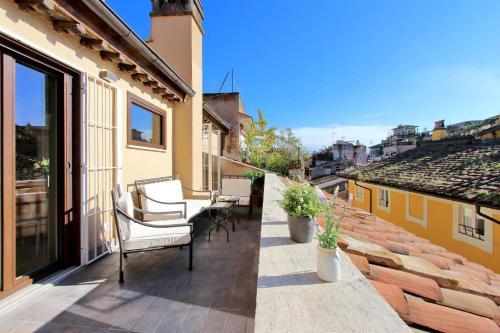 Residenza Torre Vecchiarelli apt 5 penthouse — 4-Star Luxury Hotel in Rome, Italy