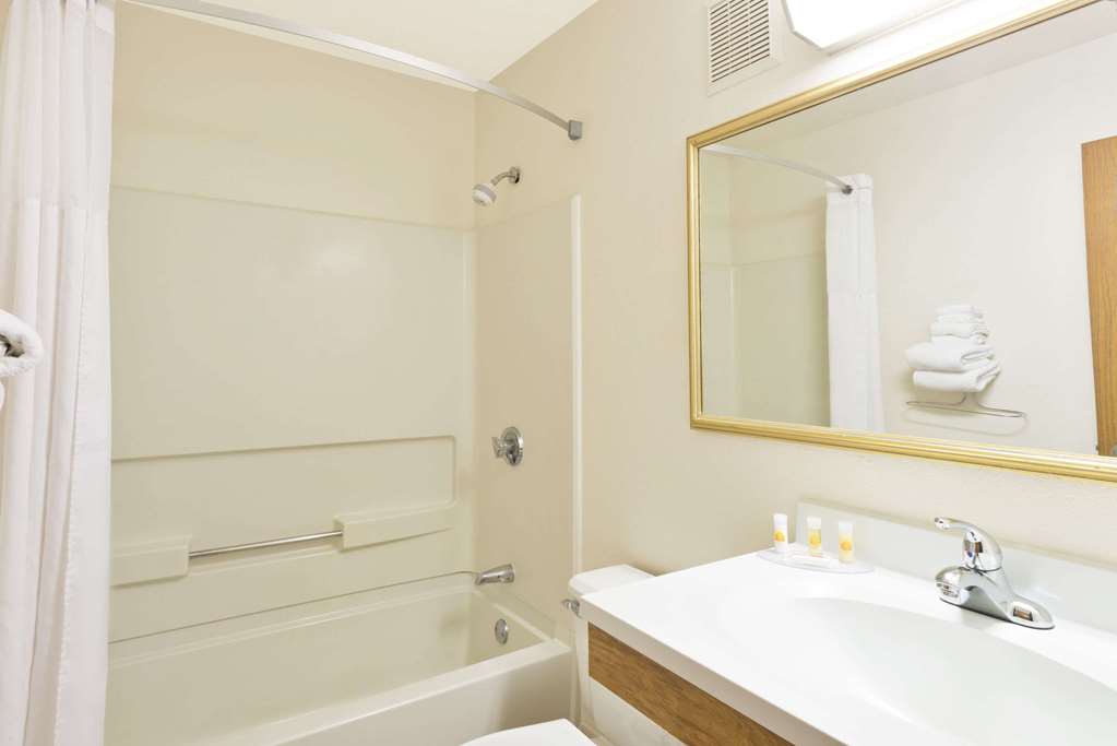 Days Inn by Wyndham Brunswick Bath Area - photo 12
