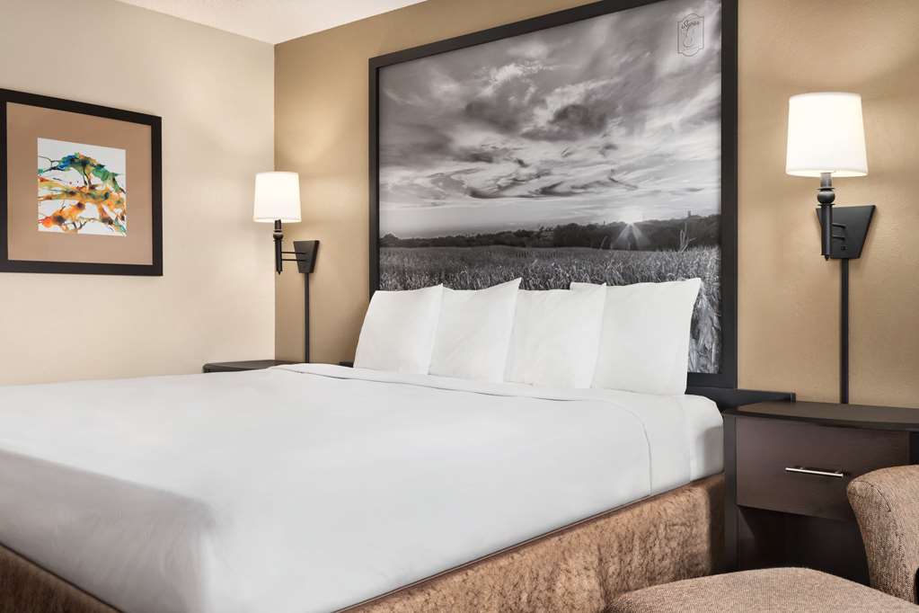 Super 8 by Wyndham Lincoln North - photo 24