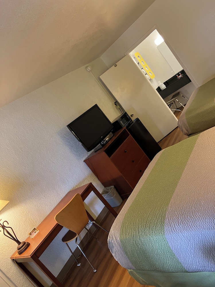 Econo Lodge - photo 8