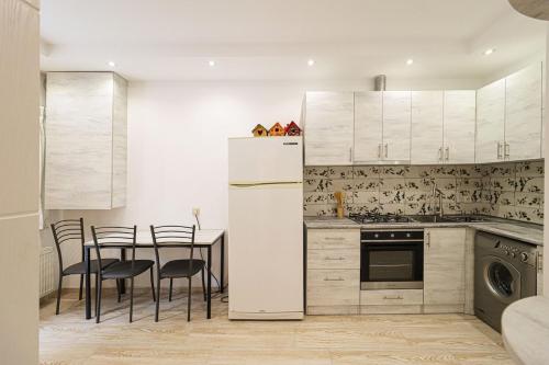 Unique 3 Apt Combo for 6 Guests by Wehost