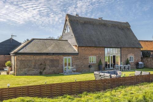 Thatch Barn - carbon neutral hotel in Lingwood
