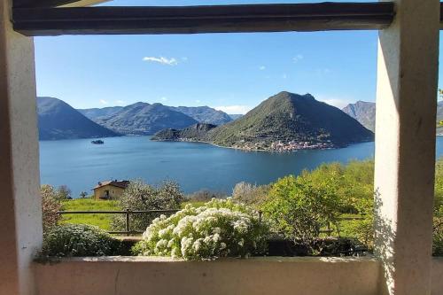 Villa Valeriana vista esclusiva su Monte Isola Lago d'Iseo — 4-Star Luxury Hotel in Sulzano, Italy