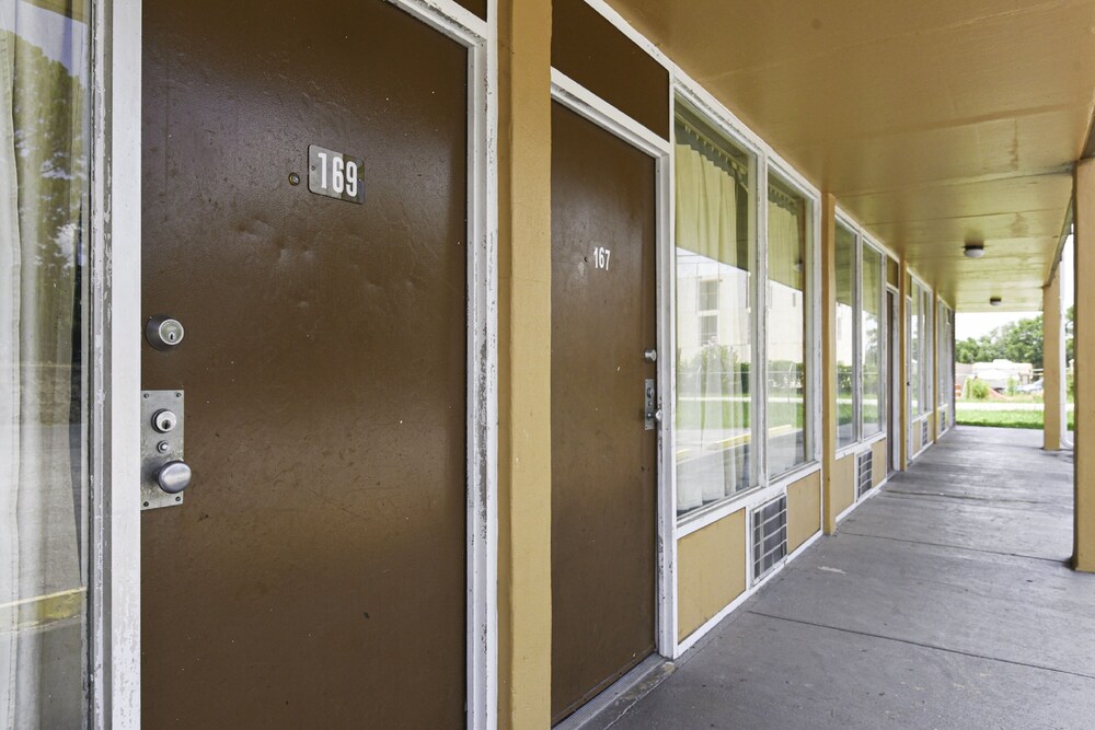 Hotel Valdosta GA I 75 & St Augustine Rd - photo 19