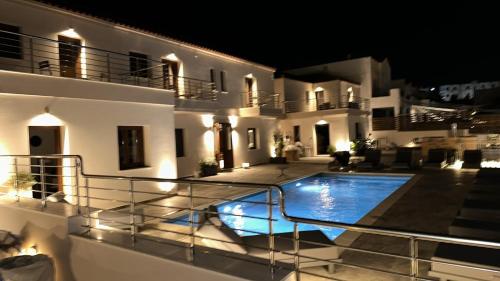 La vie luxury suites in Megalochori, Greece