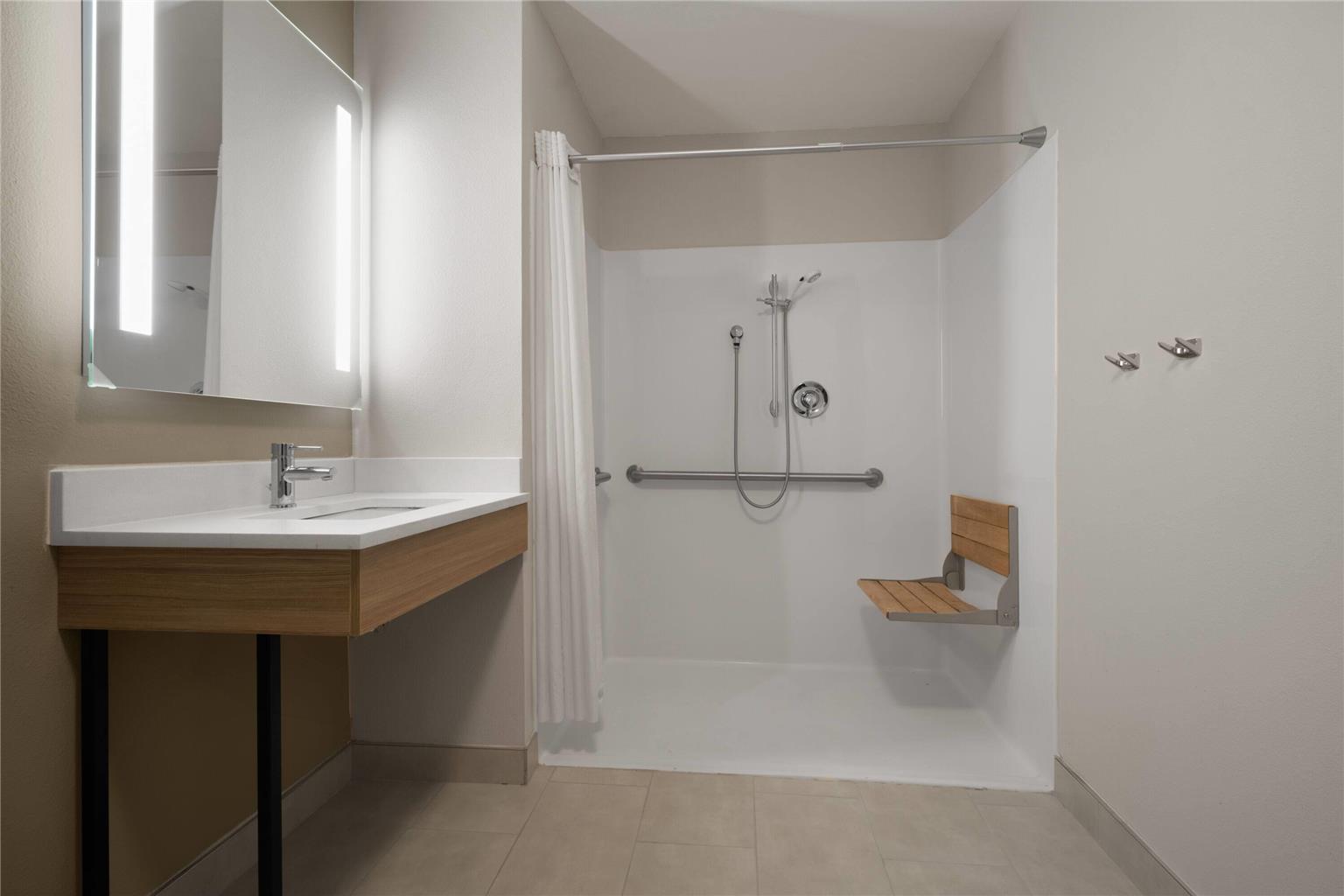 La Quinta Inn & Suites by Wyndham Greenville Woodruff Rd. - photo 10