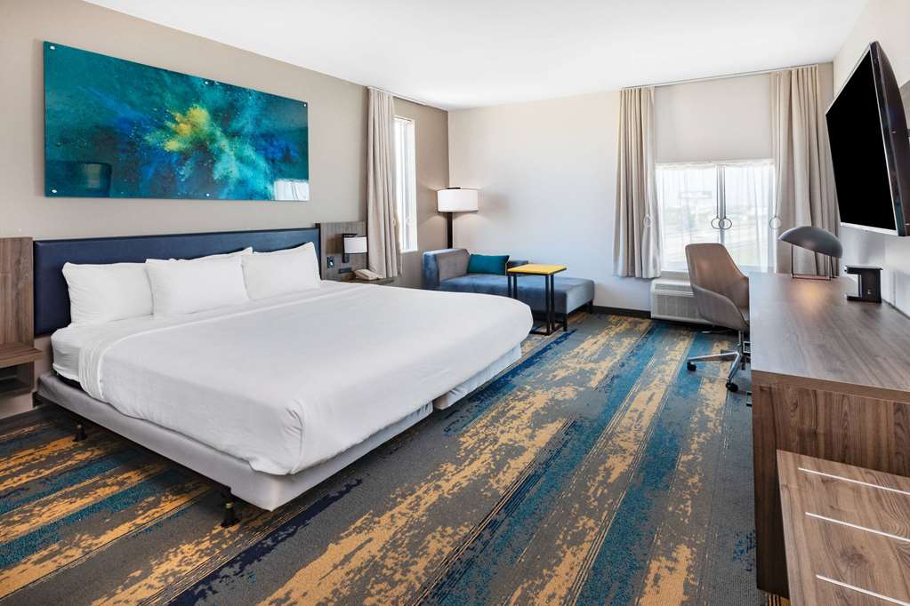 La Quinta Inn & Suites by Wyndham Galveston North at I 45 - photo 18