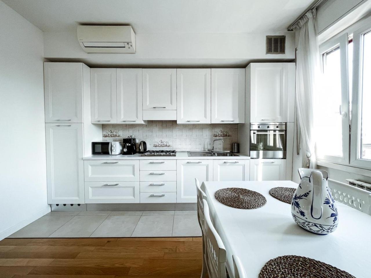 White Pearl Citycenter Large & Elegant Flat — 4-Star Luxury Hotel in Milan, Italy