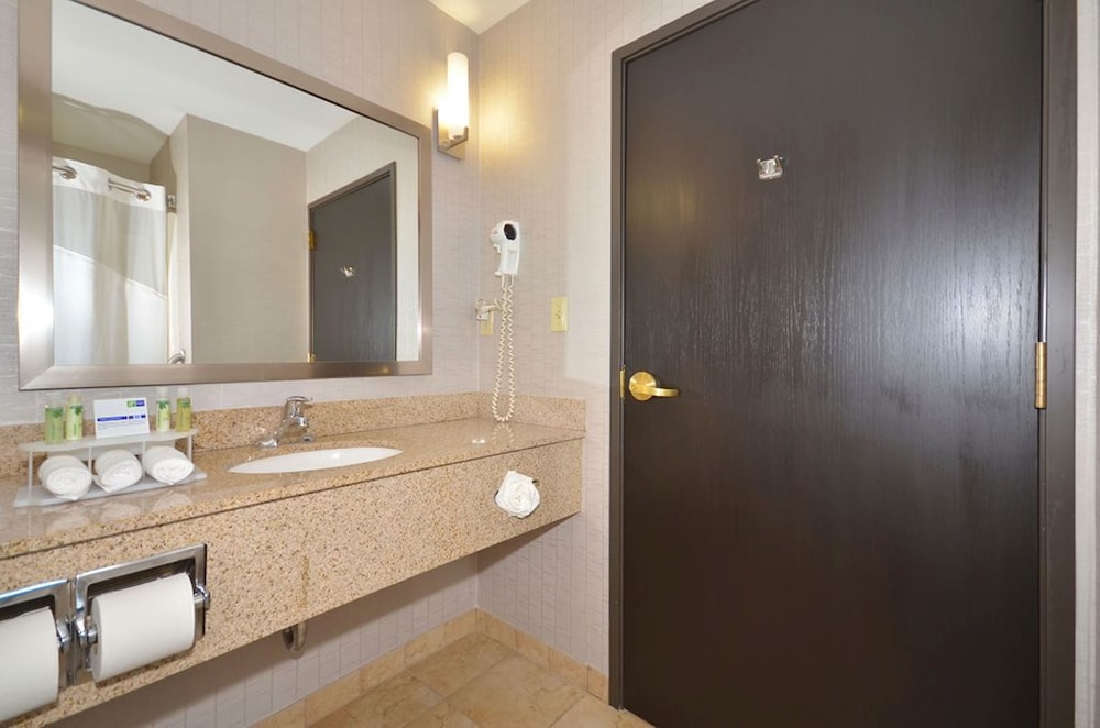 Holiday Inn Express & Suites Farmington by IHG - photo 8