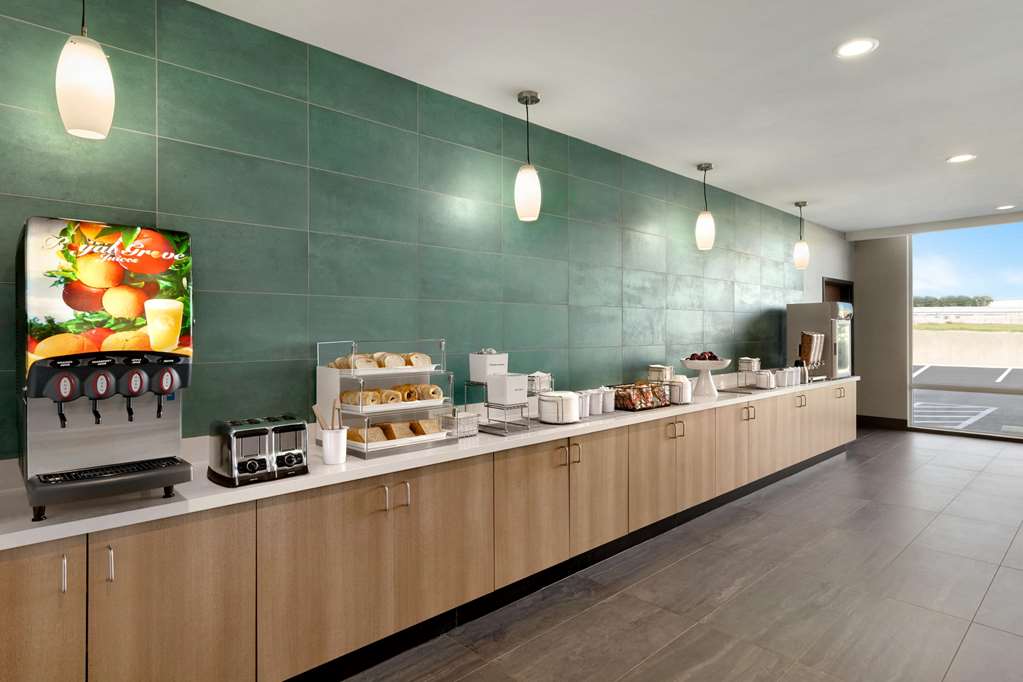 La Quinta Inn & Suites by Wyndham San Antonio Seaworld LAFB - photo 35