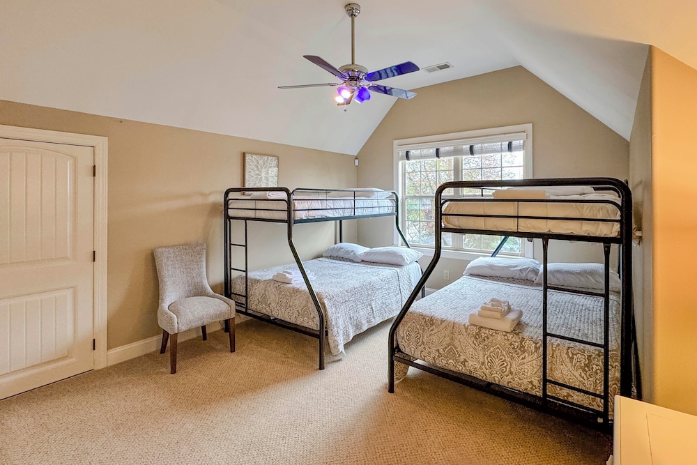 Waterfront Sherrills Ford Home with Pool and Boat Dock — 4-Star Luxury Hotel in Denver, United States