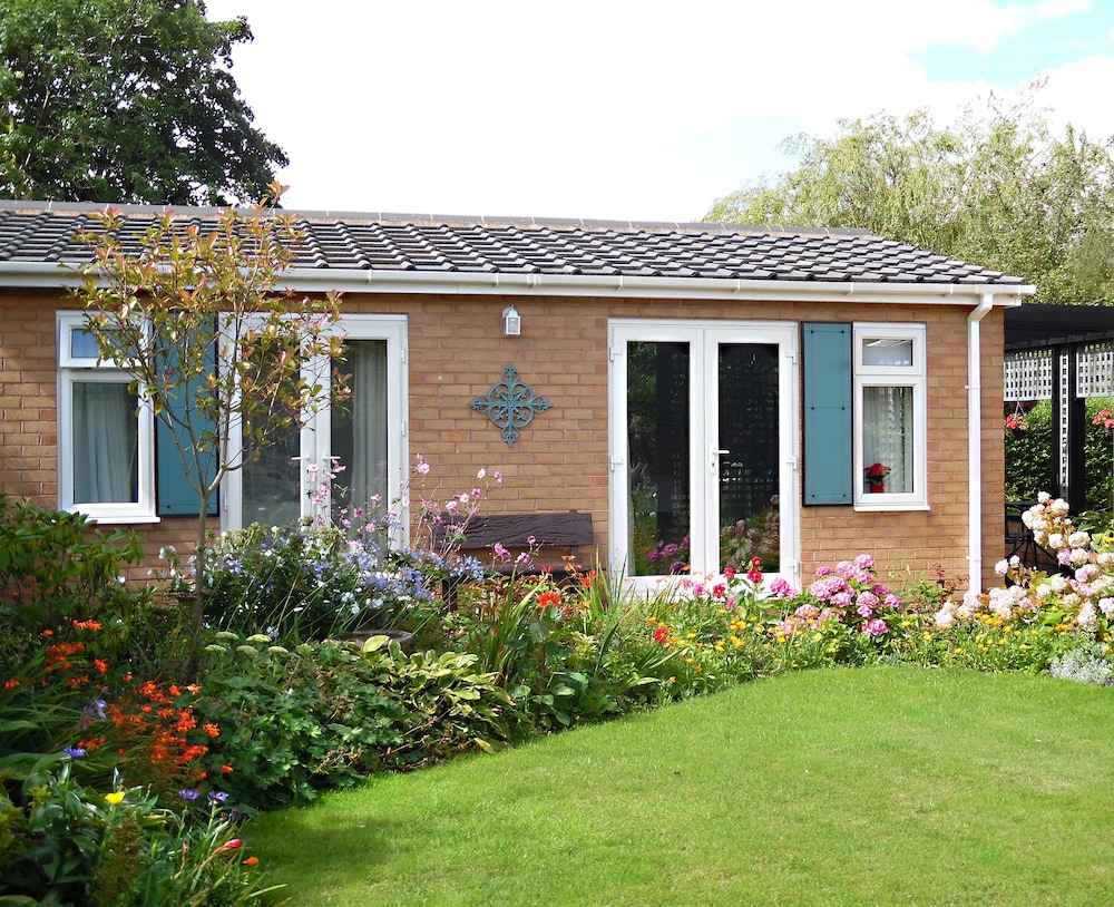 The Villa Holiday Cottage — 4-Star Luxury Hotel in Neston, United Kingdom