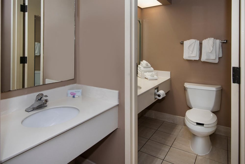 Guest Inn & Suites Midtown Medical Center - photo 21