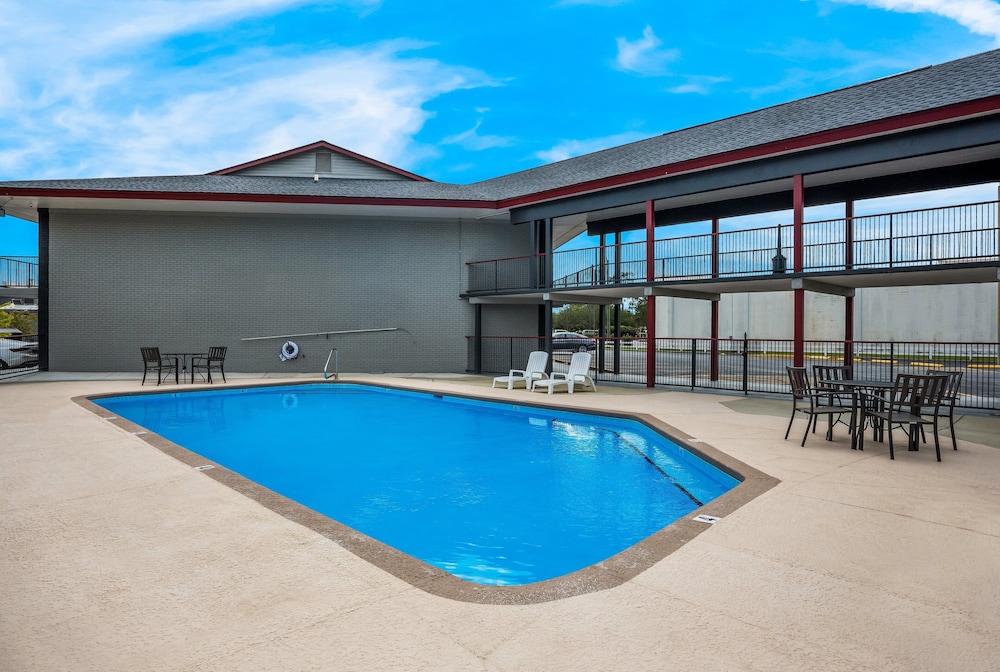 Red Roof Inn & Suites Thomasville - photo 26