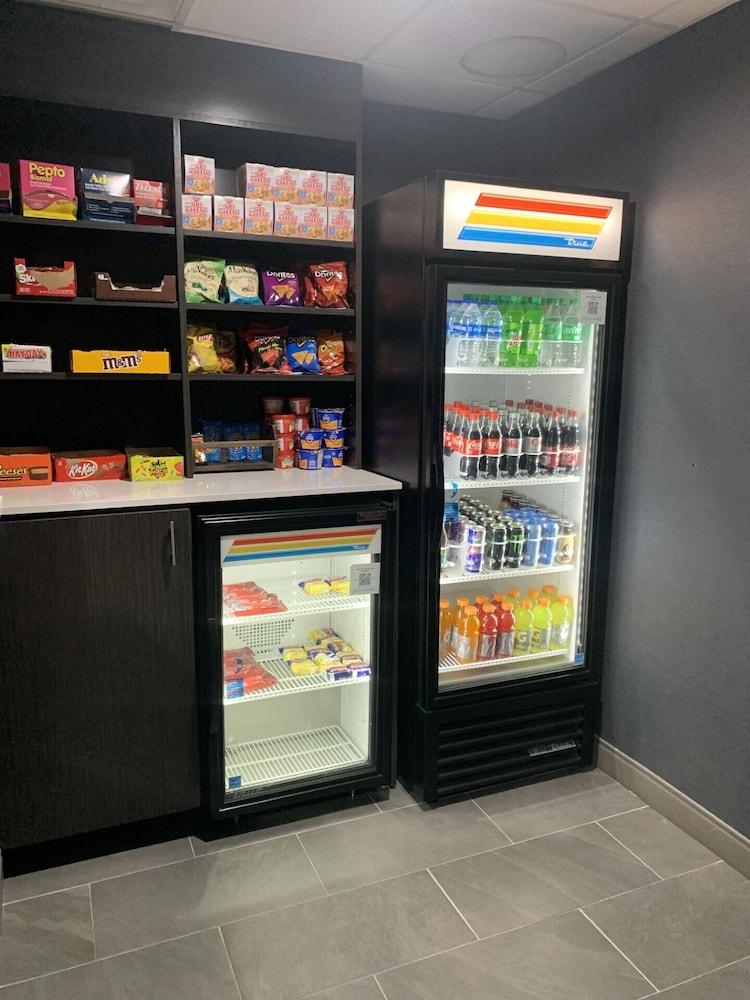 La Quinta Inn & Suites by Wyndham OKC North Quail Springs - photo 41