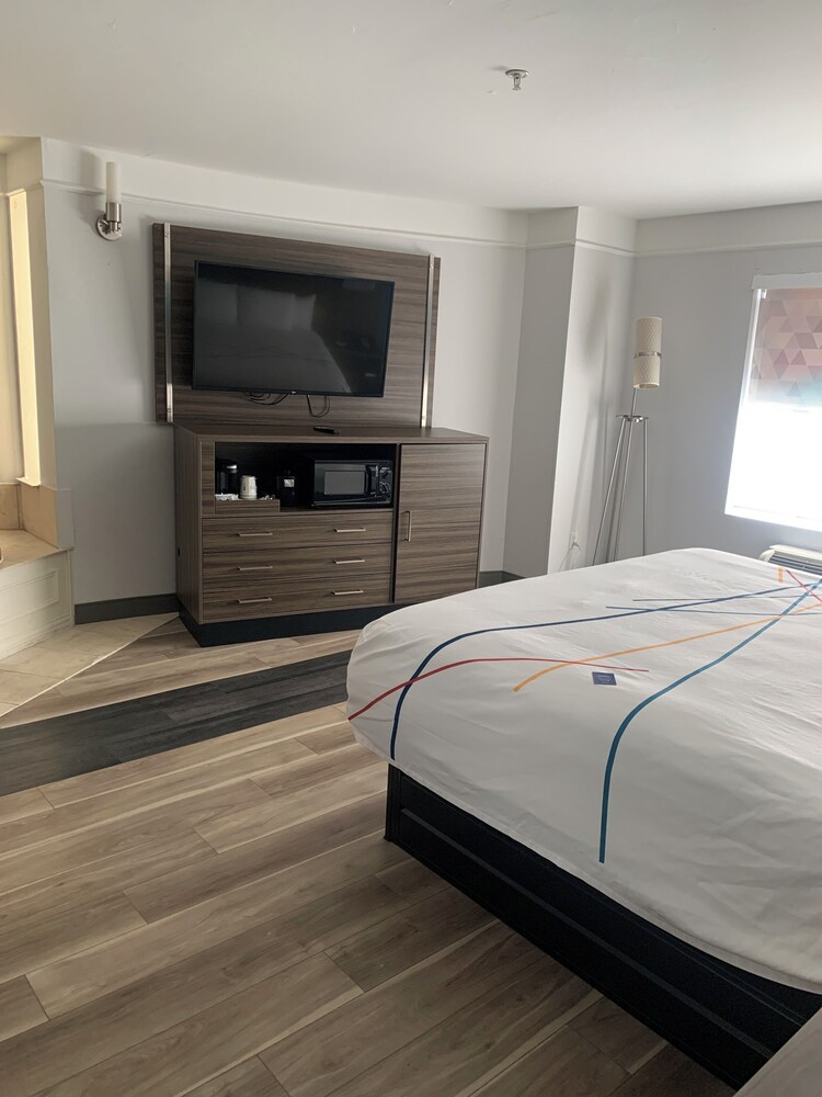 La Quinta Inn & Suites by Wyndham OKC North Quail Springs - photo 23
