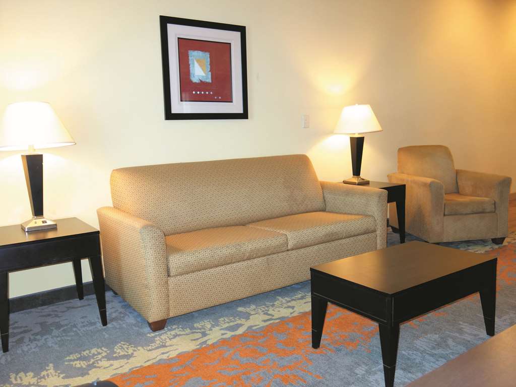 La Quinta Inn & Suites by Wyndham Eastland - photo 36