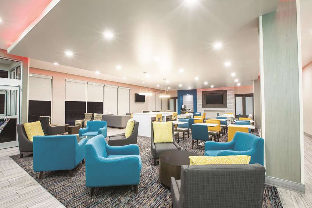 La Quinta Inn & Suites by Wyndham Tulsa Broken Arrow - photo 26