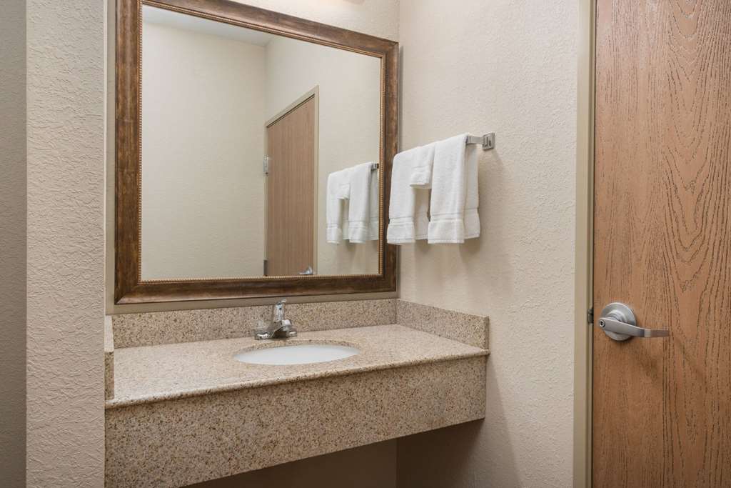 AmericInn by Wyndham Anamosa - photo 8