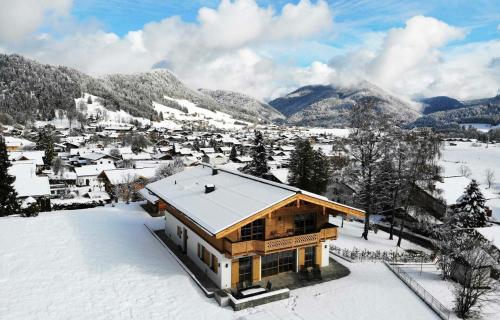 Chalet am Wetterkreuz — 4-Star Luxury Hotel in Reit Im Winkl, Germany