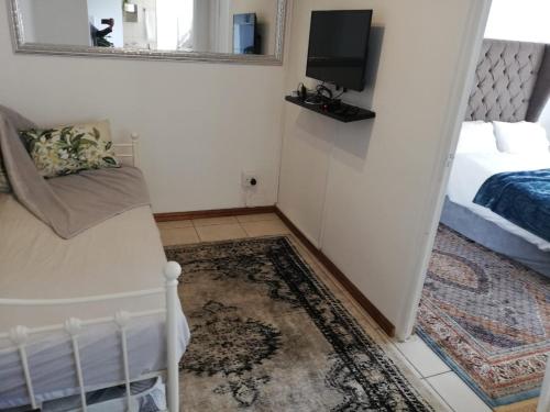 Rondebosch East Garlandale STRICTLY HALAAL fresh garden cottage