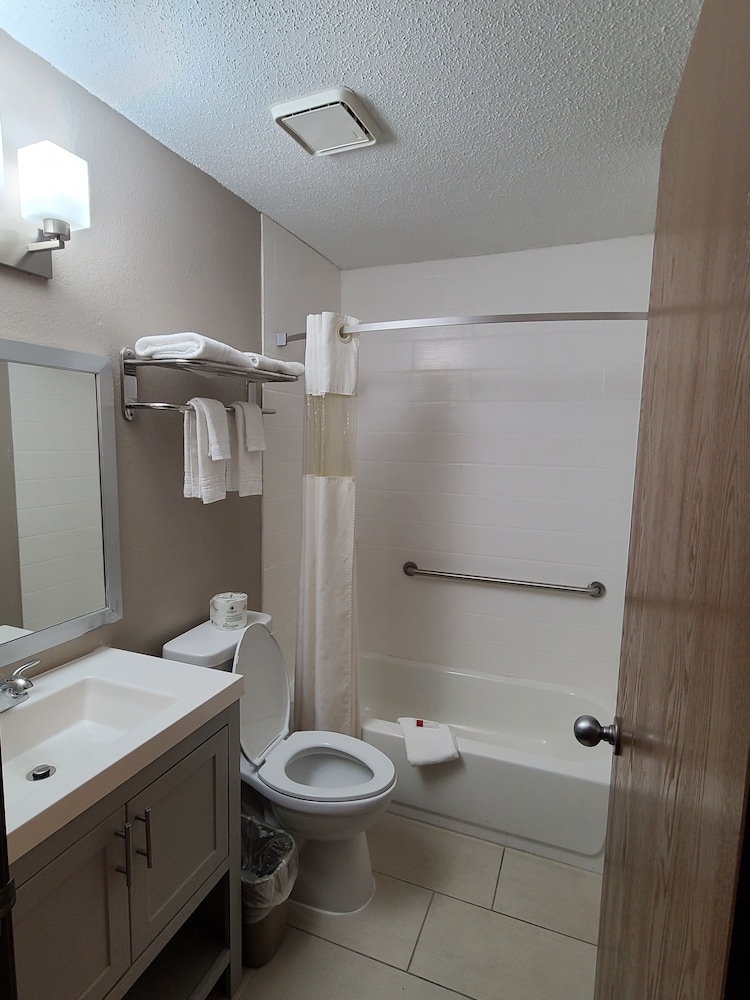 Super 8 by Wyndham Bedford - photo 9