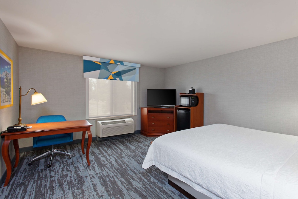 Hampton Inn & Suites Clovis Airport North - photo 12