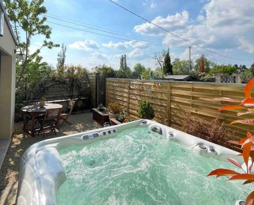 Logement Entier Avec Jacuzzi En Provence in Le Thor, France