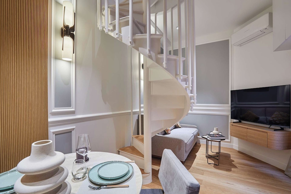 Sublim 1bdr AC Arc de Triomphe Champs Elysees by Studio Prestige — 4-Star Luxury Hotel in Paris, France
