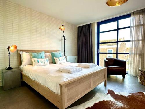Beautiful Couples Retreat FREE Parking & WiFi 1 Minute walk to Poole Quay Great Location Free Parking Fast WiFi Smart TV Newly decorated sleeps up to 2 Close to Poole & Bournemouth & Sandbanks — 4-Star Luxury Hotel in Poole, United Kingdom