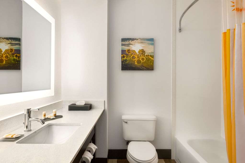 La Quinta Inn & Suites by Wyndham Dublin - photo 23