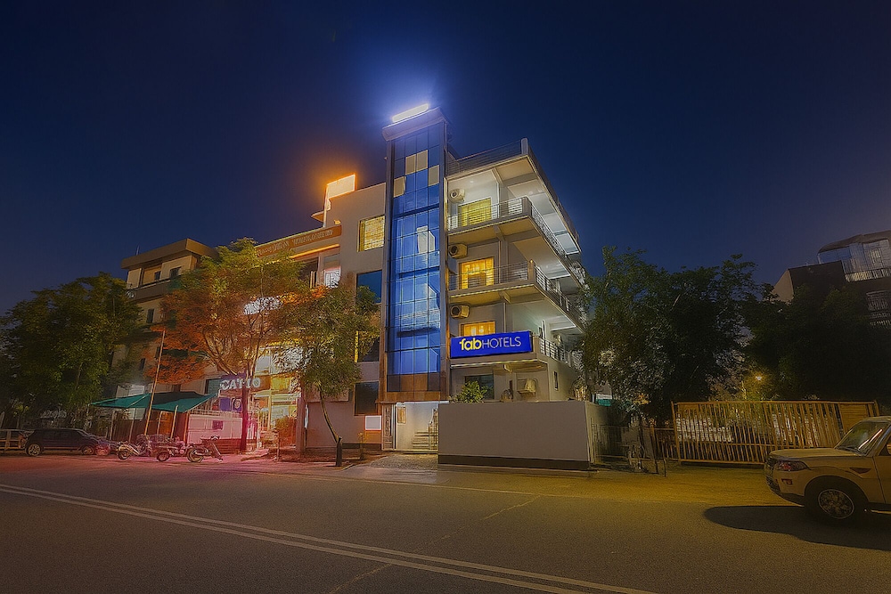 OYO 28366 Ram & Sons Residency - last minute hotel in Noida